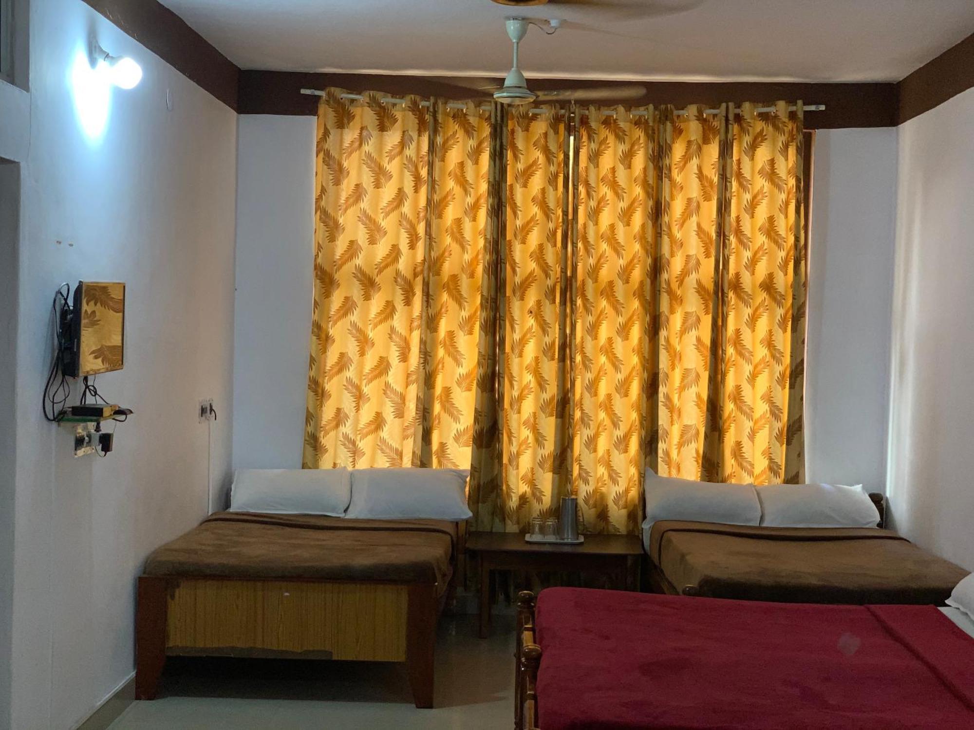 Hotel Caveri Inn Madikeri Kültér fotó