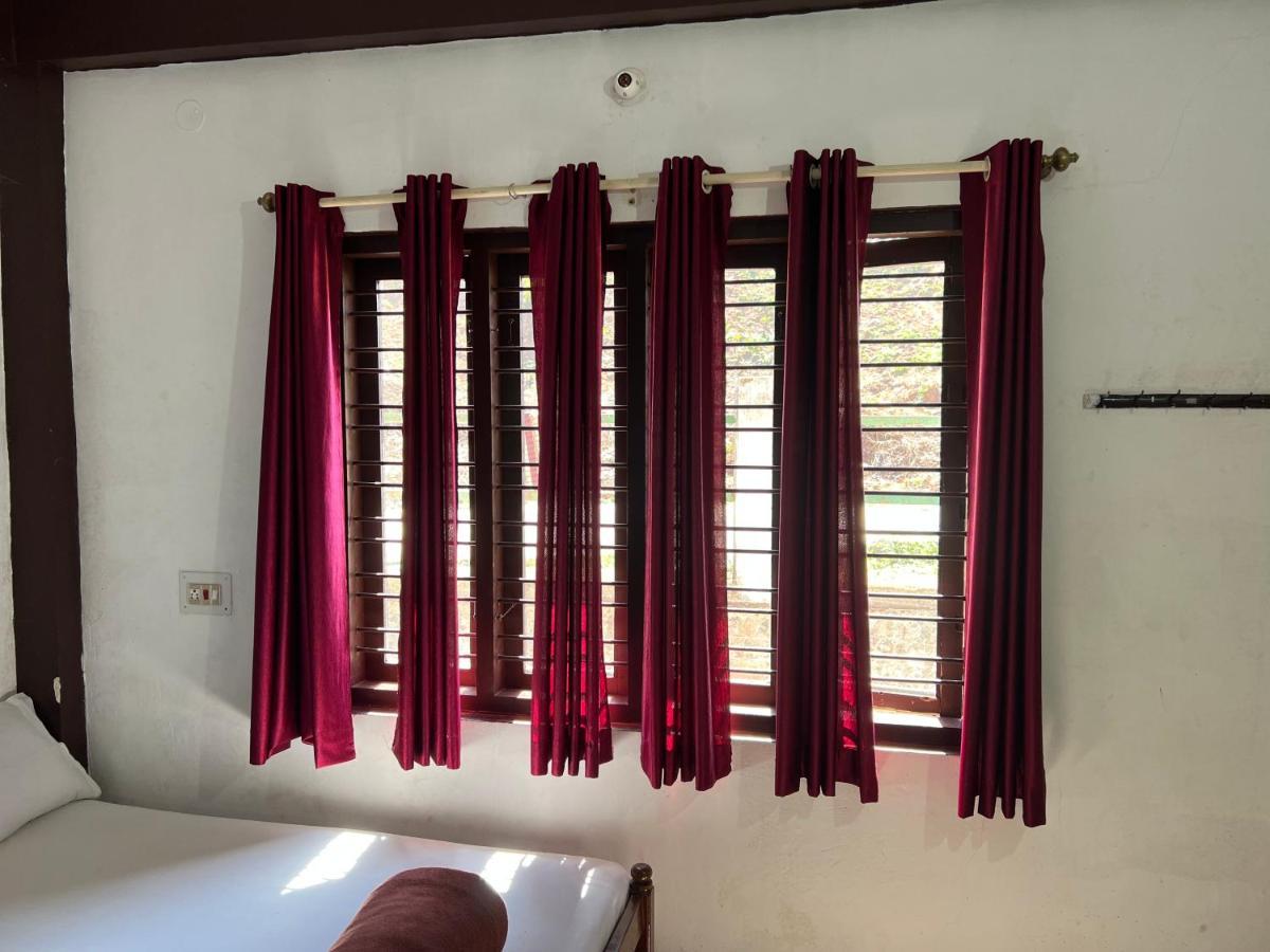 Hotel Caveri Inn Madikeri Kültér fotó