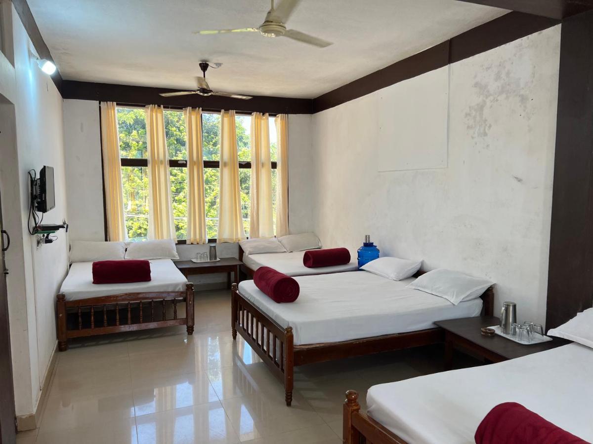 Hotel Caveri Inn Madikeri Kültér fotó