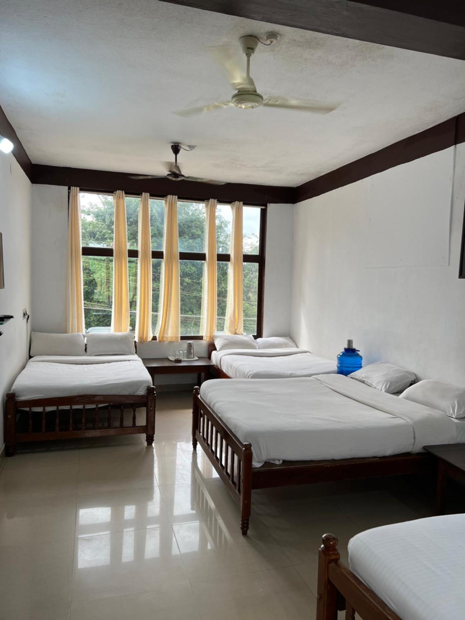 Hotel Caveri Inn Madikeri Kültér fotó
