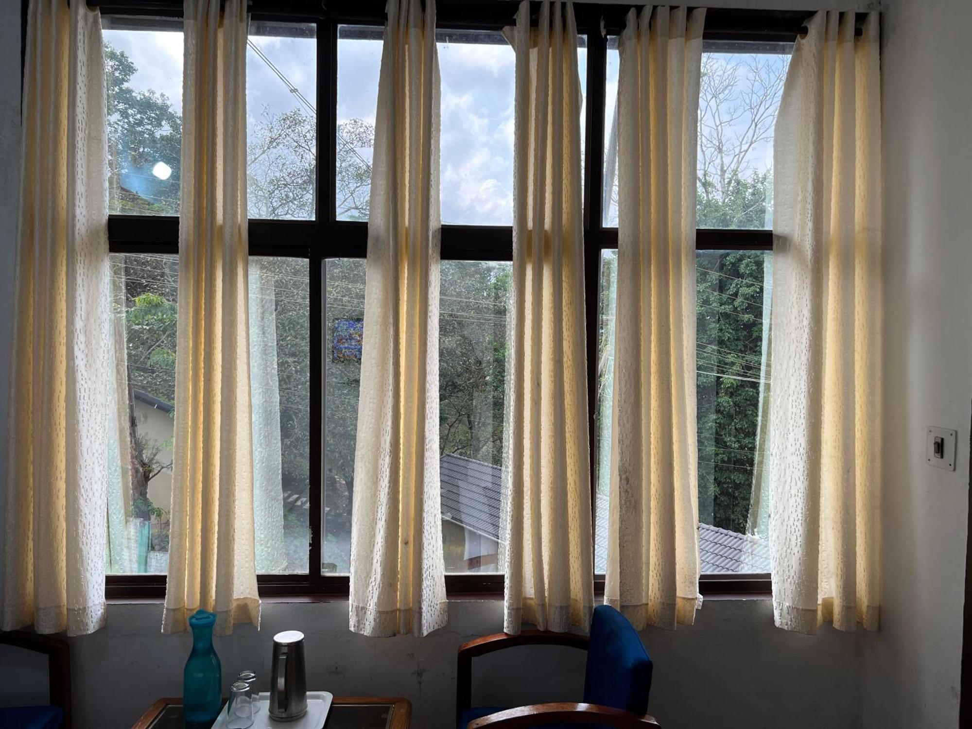 Hotel Caveri Inn Madikeri Kültér fotó