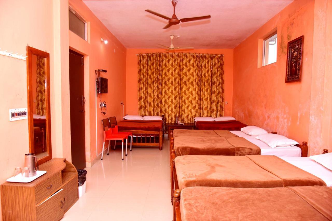 Hotel Caveri Inn Madikeri Kültér fotó